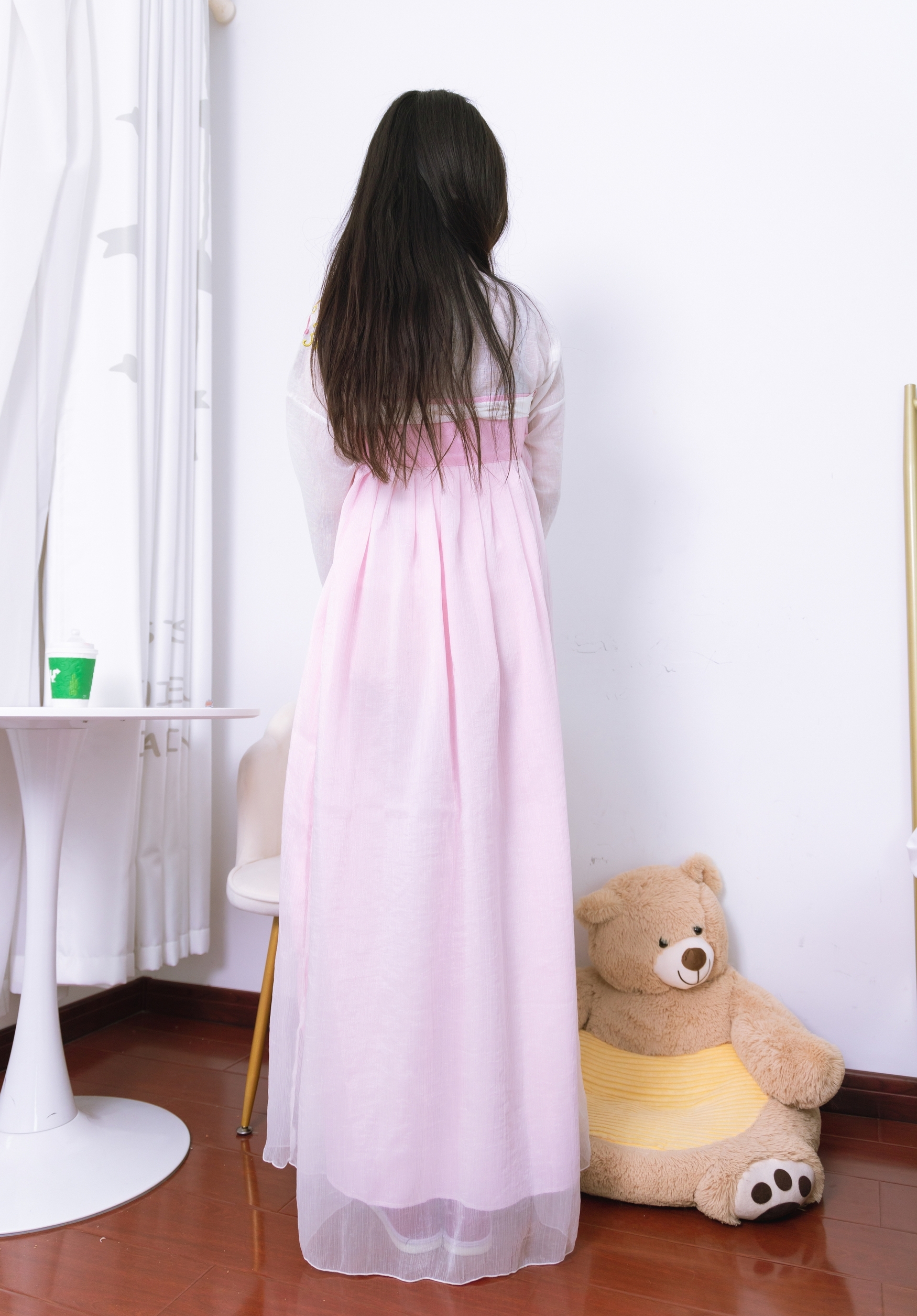 粉黛佳人着汉服,轻纱曼舞映日常。现代居室里,传统服饰绽放温柔诗意,诠释别样东方美。 粉黛佳人着汉服,轻纱曼舞映日常。现代居室里,传统服饰绽放温柔诗意,诠释别样东方美。