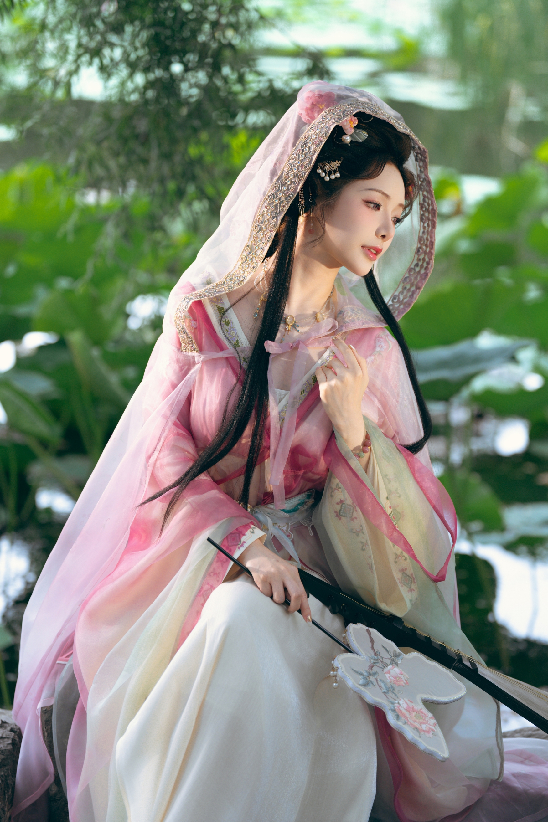 荷塘仙子执莲归,粉纱轻舞映碧水。古韵风华倾城色,一颦一笑皆是画,盛夏光年里的东方神韵。 荷塘仙子执莲归,粉纱轻舞映碧水。古韵风华倾城色,一颦一笑皆是画,盛夏光年里的东方神韵。