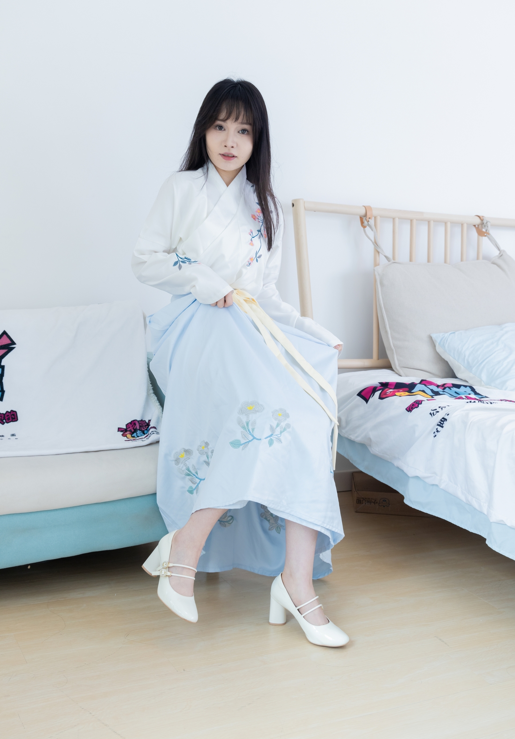 素衣如雪映春光,淡蓝裙裾绣花香。现代闺阁藏古韵,一颦一笑皆是诗,汉服之美在日常。 素衣如雪映春光,淡蓝裙裾绣花香。现代闺阁藏古韵,一颦一笑皆是诗,汉服之美在日常。