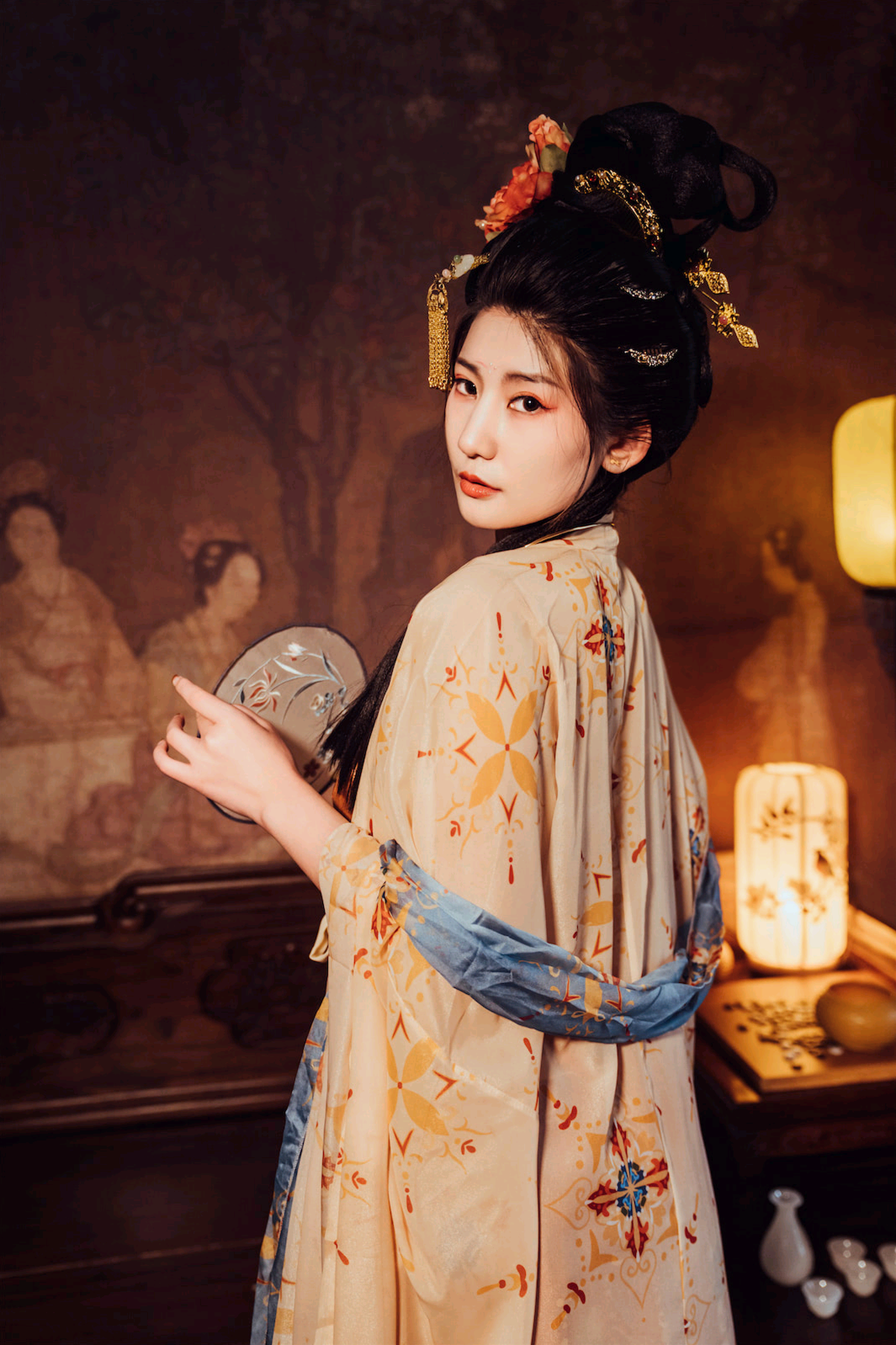 古韵流芳:汉服佳人执扇抚琴,书香棋韵间尽显盛唐风华与东方美学神韵 古韵流芳:汉服佳人执扇抚琴,书香棋韵间尽显盛唐风华与东方美学神韵