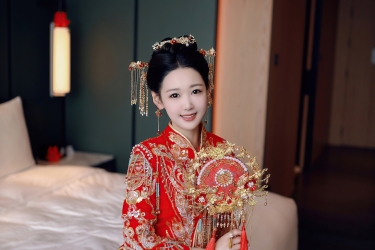 红妆映月，凤冠霞帔间，一袭华裳诉尽东方婚嫁的千年诗意。