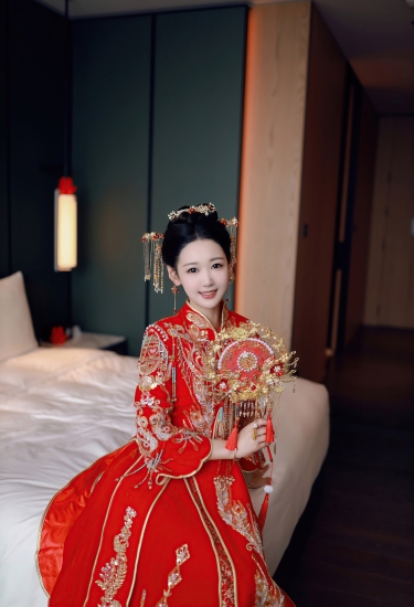 红妆映月，凤冠霞帔间，一袭华裳诉尽东方婚嫁的千年诗意。