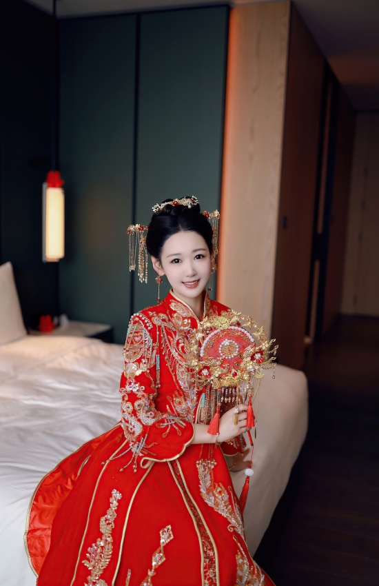 红妆映月，凤冠霞帔间，一袭华裳诉尽东方婚嫁的千年诗意。