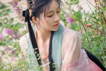 花间仙子踏春归，粉纱轻舞映芳菲。古韵风华倾城色，一颦一笑皆是画，春日限定里的东方神韵。