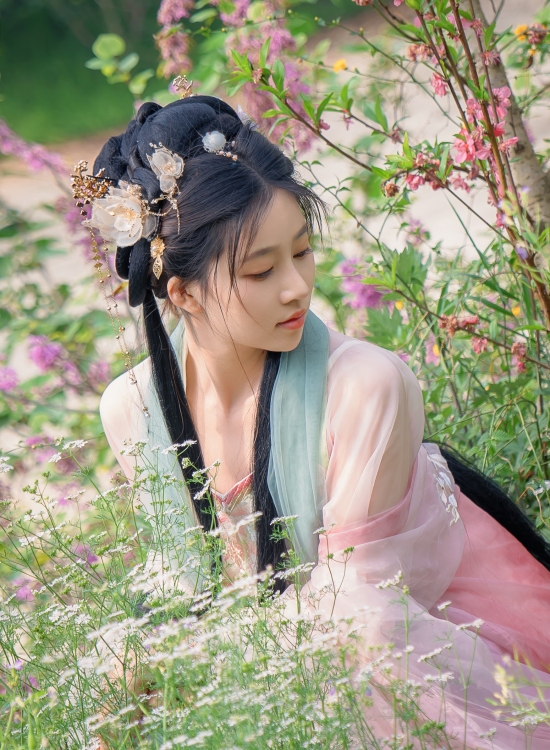 花间仙子踏春归，粉纱轻舞映芳菲。古韵风华倾城色，一颦一笑皆是画，春日限定里的东方神韵。