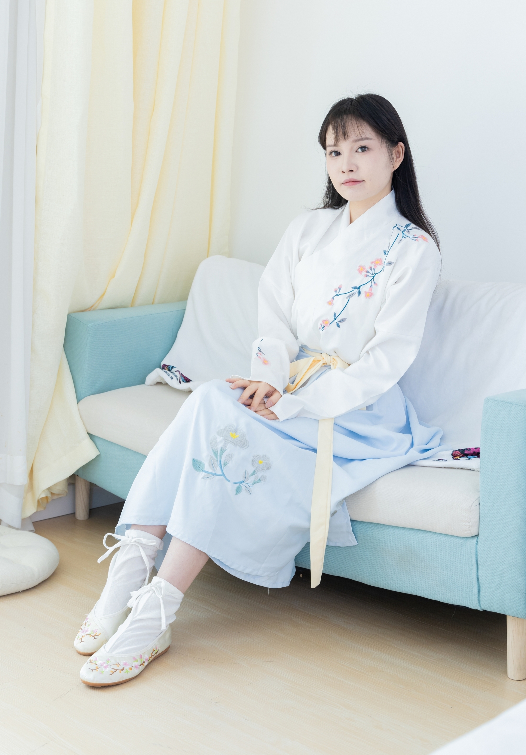 素衣如雪映春光,淡蓝裙裾绣花香。现代闺阁藏古韵,一颦一笑皆是诗,汉服之美在日常。 素衣如雪映春光,淡蓝裙裾绣花香。现代闺阁藏古韵,一颦一笑皆是诗,汉服之美在日常。