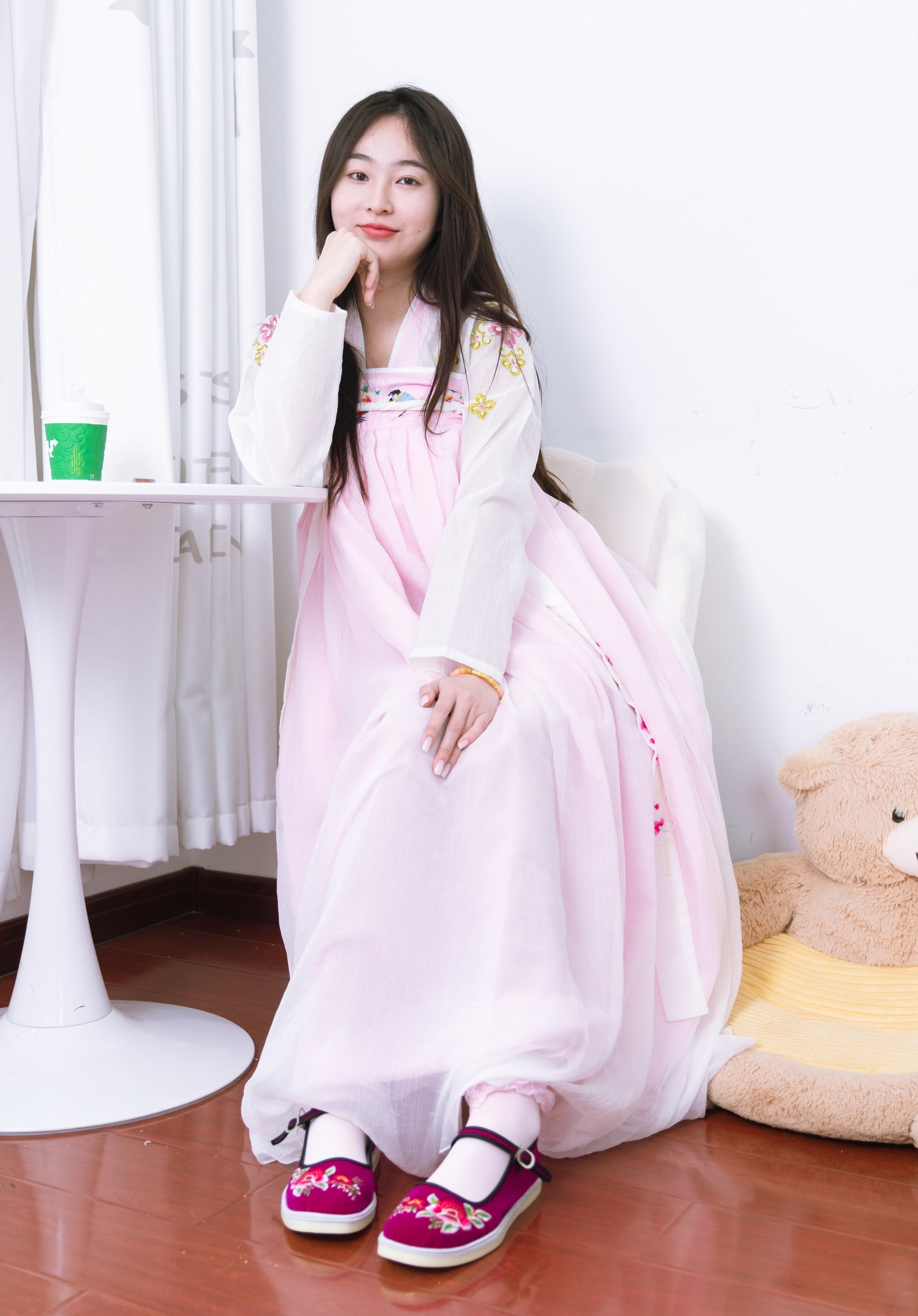 粉黛佳人着汉服,轻纱曼舞映日常。现代居室里,传统服饰绽放温柔诗意,诠释别样东方美。 粉黛佳人着汉服,轻纱曼舞映日常。现代居室里,传统服饰绽放温柔诗意,诠释别样东方美。