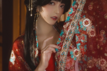 红纱掩面烛影摇，古琴声咽泪自凋。一曲相思寄万里，君在天涯可断肠？