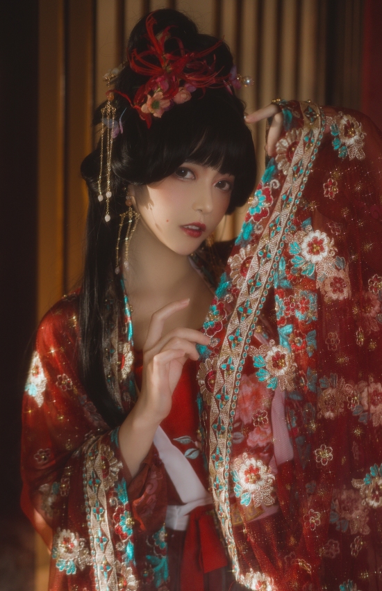 红纱掩面烛影摇，古琴声咽泪自凋。一曲相思寄万里，君在天涯可断肠？