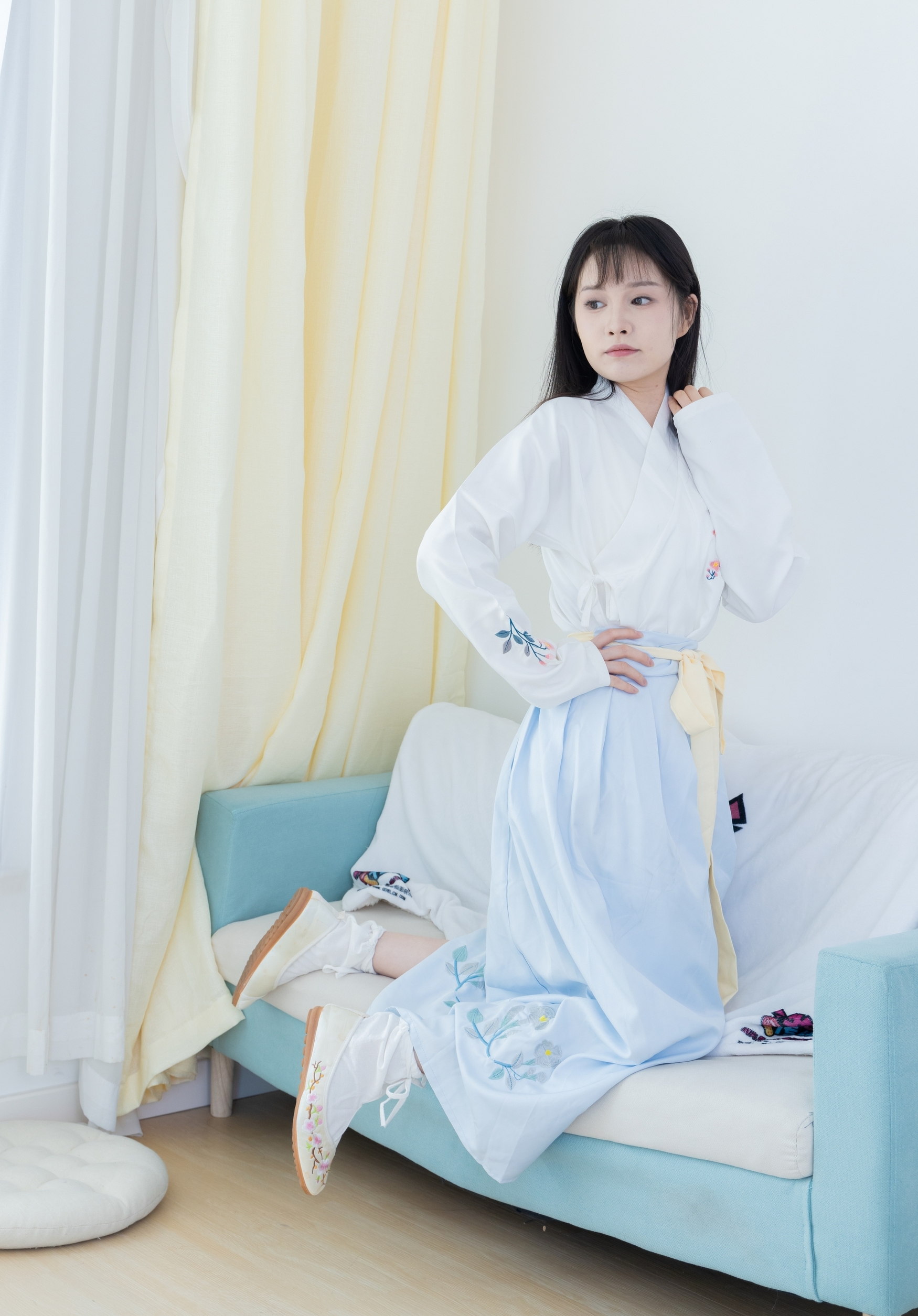 素衣如雪映春光,淡蓝裙裾绣花香。现代闺阁藏古韵,一颦一笑皆是诗,汉服之美在日常。 素衣如雪映春光,淡蓝裙裾绣花香。现代闺阁藏古韵,一颦一笑皆是诗,汉服之美在日常。