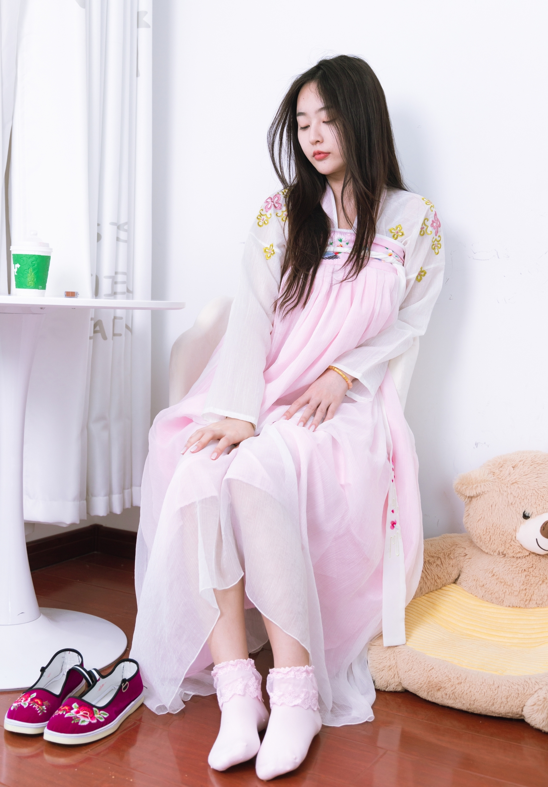 粉黛佳人着汉服,轻纱曼舞映日常。现代居室里,传统服饰绽放温柔诗意,诠释别样东方美。 粉黛佳人着汉服,轻纱曼舞映日常。现代居室里,传统服饰绽放温柔诗意,诠释别样东方美。