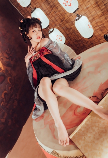 汉服少女演绎千年古韵，东方美学惊艳时光