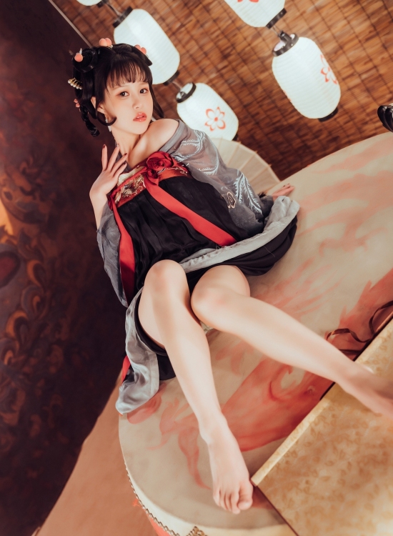 汉服少女演绎千年古韵，东方美学惊艳时光