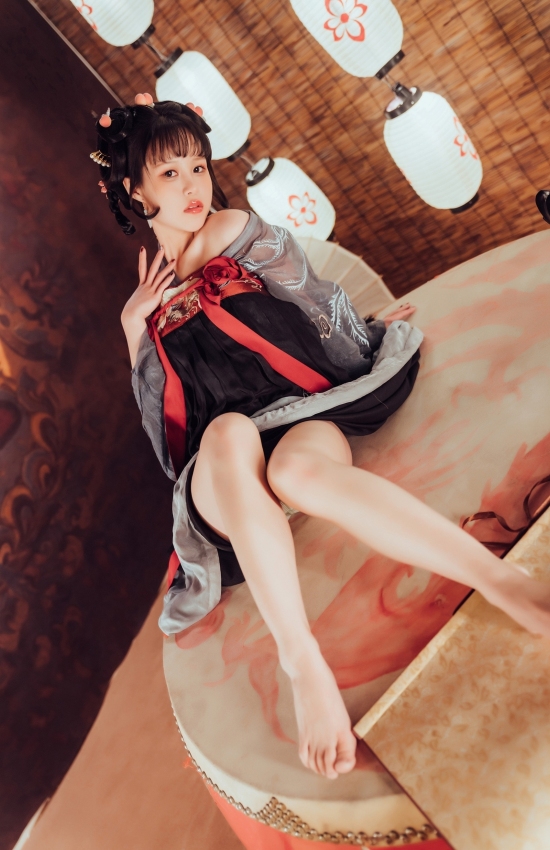 汉服少女演绎千年古韵，东方美学惊艳时光