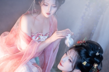 粉纱轻舞雾中浴，双姝共沐古韵浓，温婉如玉醉人心，汉服之美动乾坤