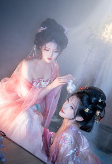 粉纱轻舞雾中浴，双姝共沐古韵浓，温婉如玉醉人心，汉服之美动乾坤