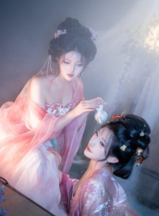粉纱轻舞雾中浴，双姝共沐古韵浓，温婉如玉醉人心，汉服之美动乾坤