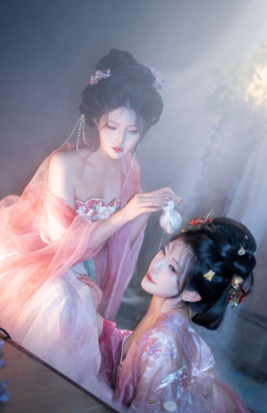 粉纱轻舞雾中浴，双姝共沐古韵浓，温婉如玉醉人心，汉服之美动乾坤