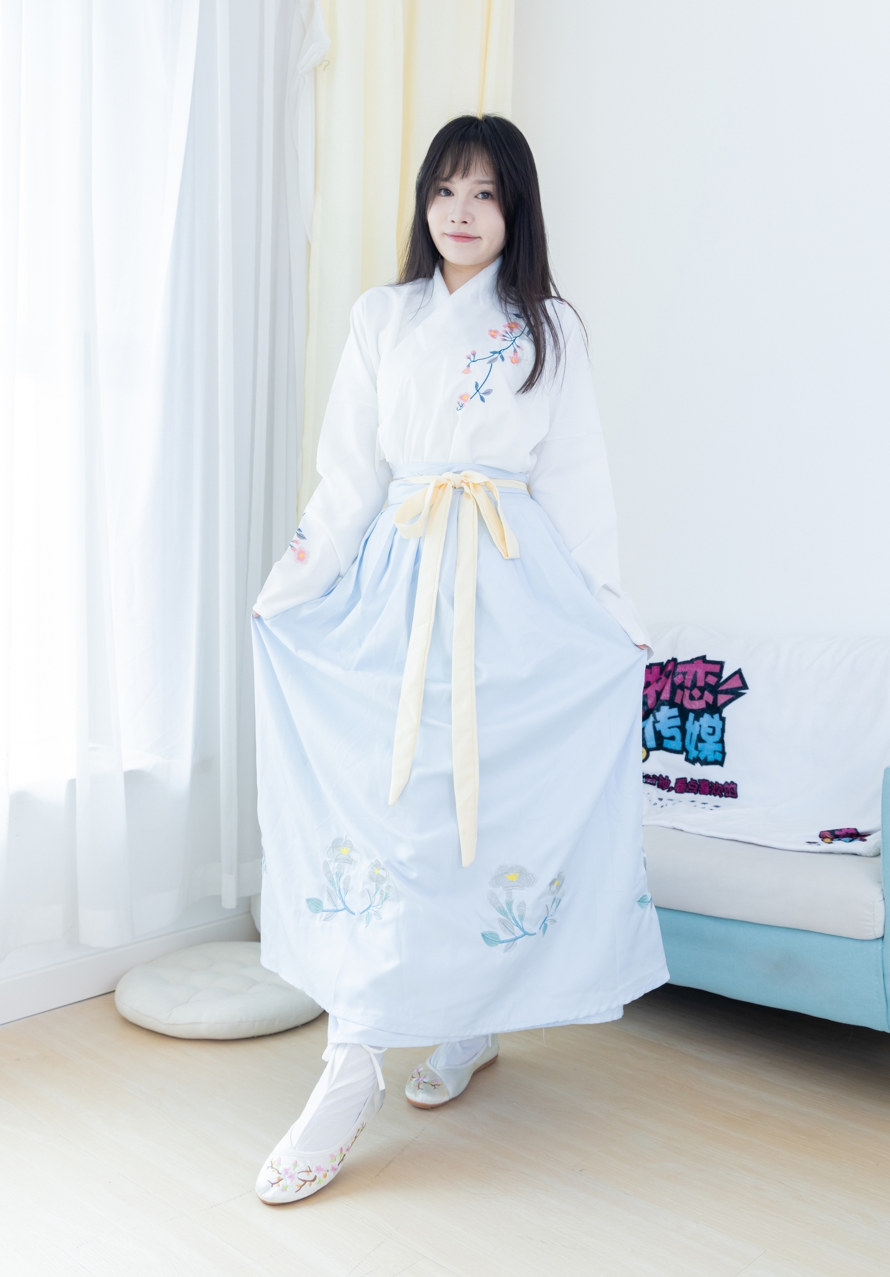 素衣如雪映春光,淡蓝裙裾绣花香。现代闺阁藏古韵,一颦一笑皆是诗,汉服之美在日常。 素衣如雪映春光,淡蓝裙裾绣花香。现代闺阁藏古韵,一颦一笑皆是诗,汉服之美在日常。