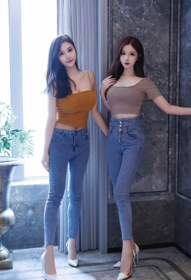 双姝并蒂映华裳，牛仔短衫显风姿。现代都市丽人范，简约时尚亦优雅，姐妹情深最动人。