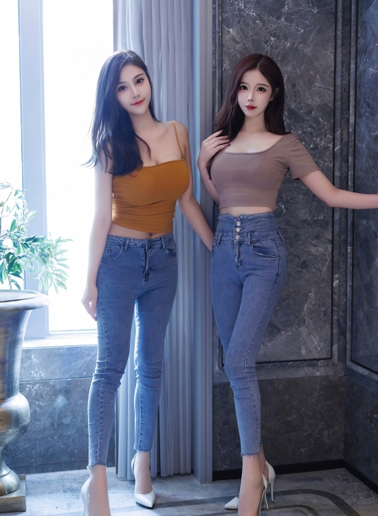 双姝并蒂映华裳，牛仔短衫显风姿。现代都市丽人范，简约时尚亦优雅，姐妹情深最动人。