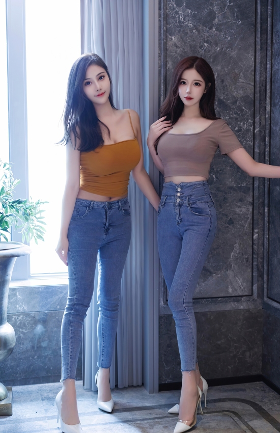双姝并蒂映华裳，牛仔短衫显风姿。现代都市丽人范，简约时尚亦优雅，姐妹情深最动人。