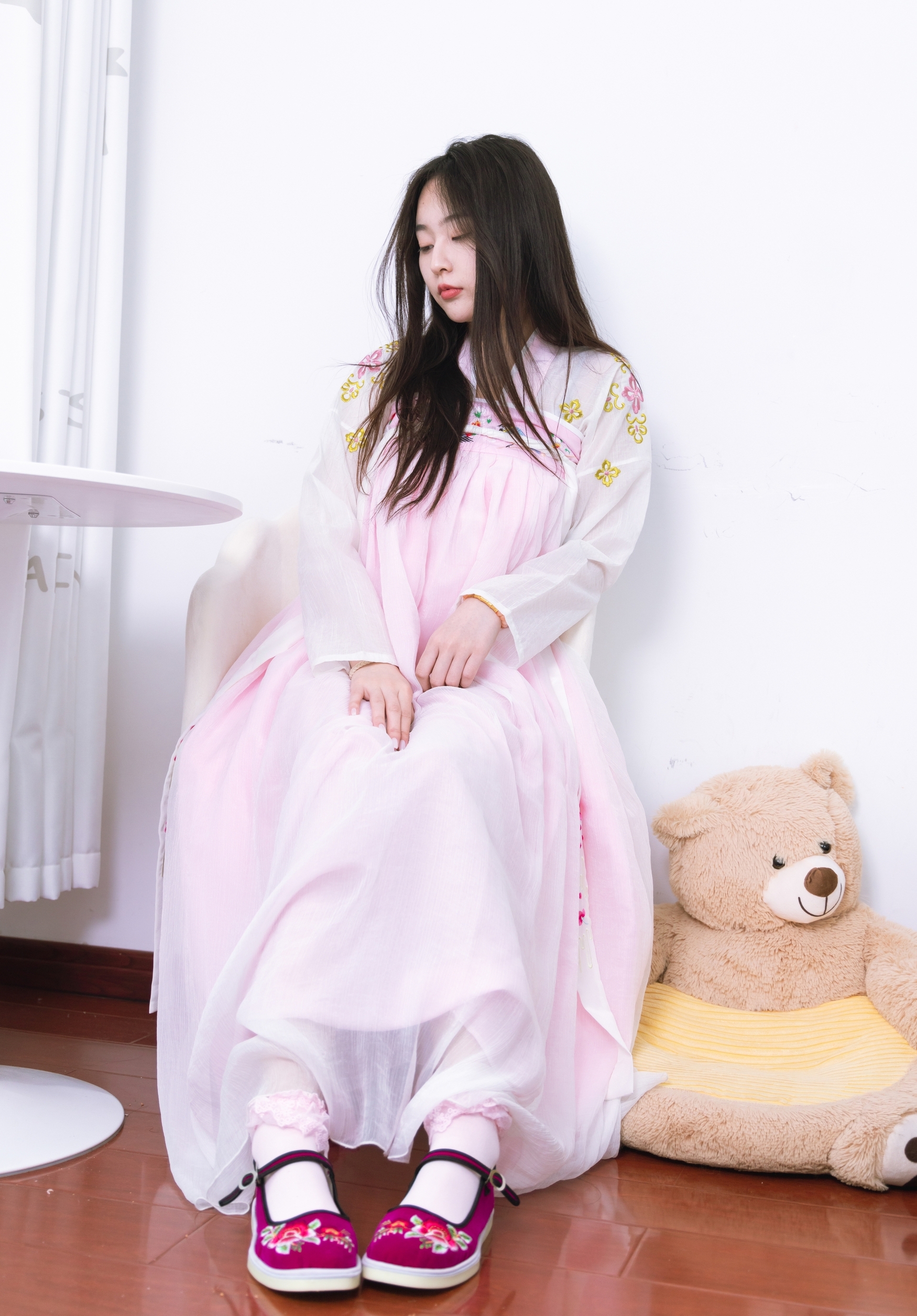 粉黛佳人着汉服,轻纱曼舞映日常。现代居室里,传统服饰绽放温柔诗意,诠释别样东方美。 粉黛佳人着汉服,轻纱曼舞映日常。现代居室里,传统服饰绽放温柔诗意,诠释别样东方美。