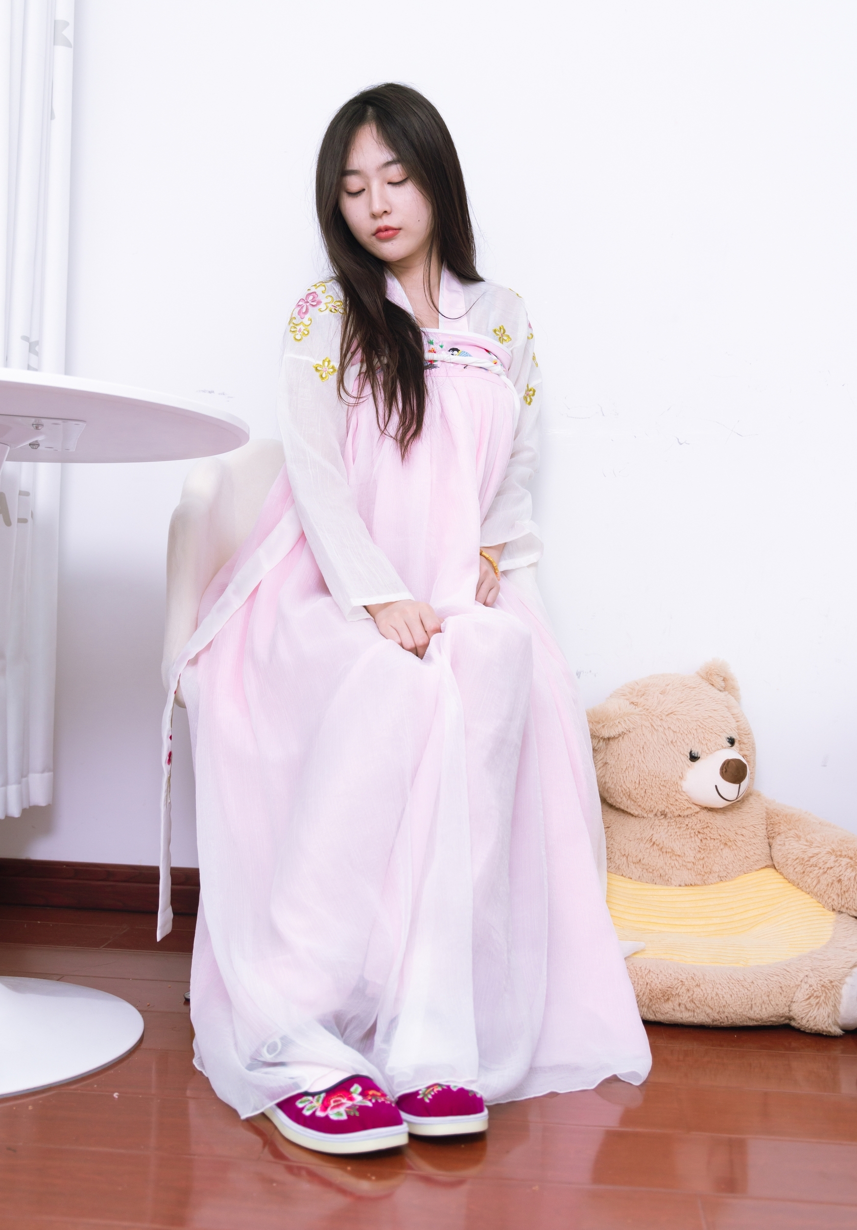 粉黛佳人着汉服,轻纱曼舞映日常。现代居室里,传统服饰绽放温柔诗意,诠释别样东方美。 粉黛佳人着汉服,轻纱曼舞映日常。现代居室里,传统服饰绽放温柔诗意,诠释别样东方美。