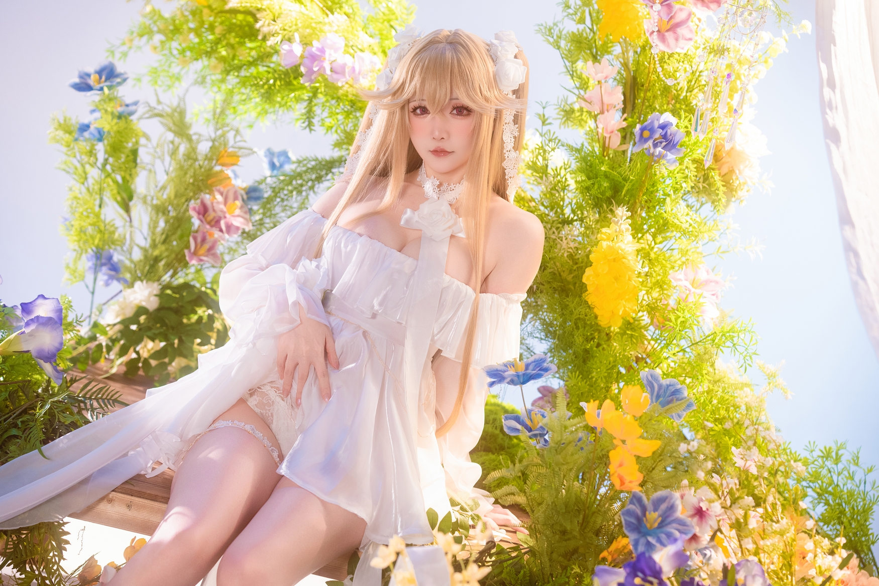 花海中的白裙少女,如诗如画的春日童话 花海中的白裙少女,如诗如画的春日童话