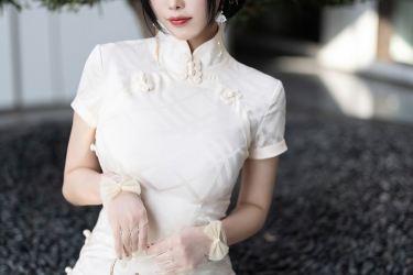 月白旗袍映日光，她倚石阶如画中人。一颦一笑皆风雅，是时光也舍不得惊扰的古典诗篇。