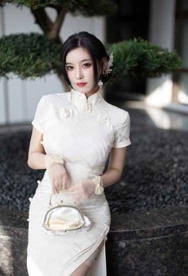 月白旗袍映日光，她倚石阶如画中人。一颦一笑皆风雅，是时光也舍不得惊扰的古典诗篇。