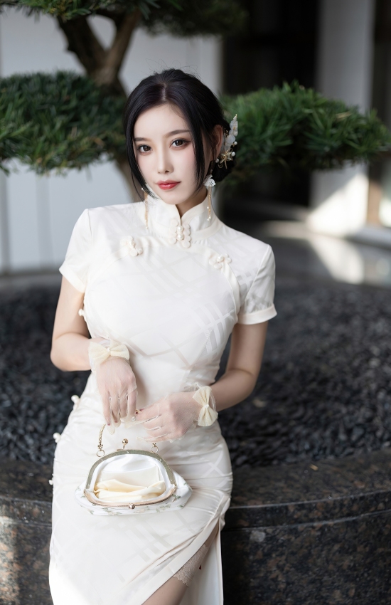 月白旗袍映日光，她倚石阶如画中人。一颦一笑皆风雅，是时光也舍不得惊扰的古典诗篇。