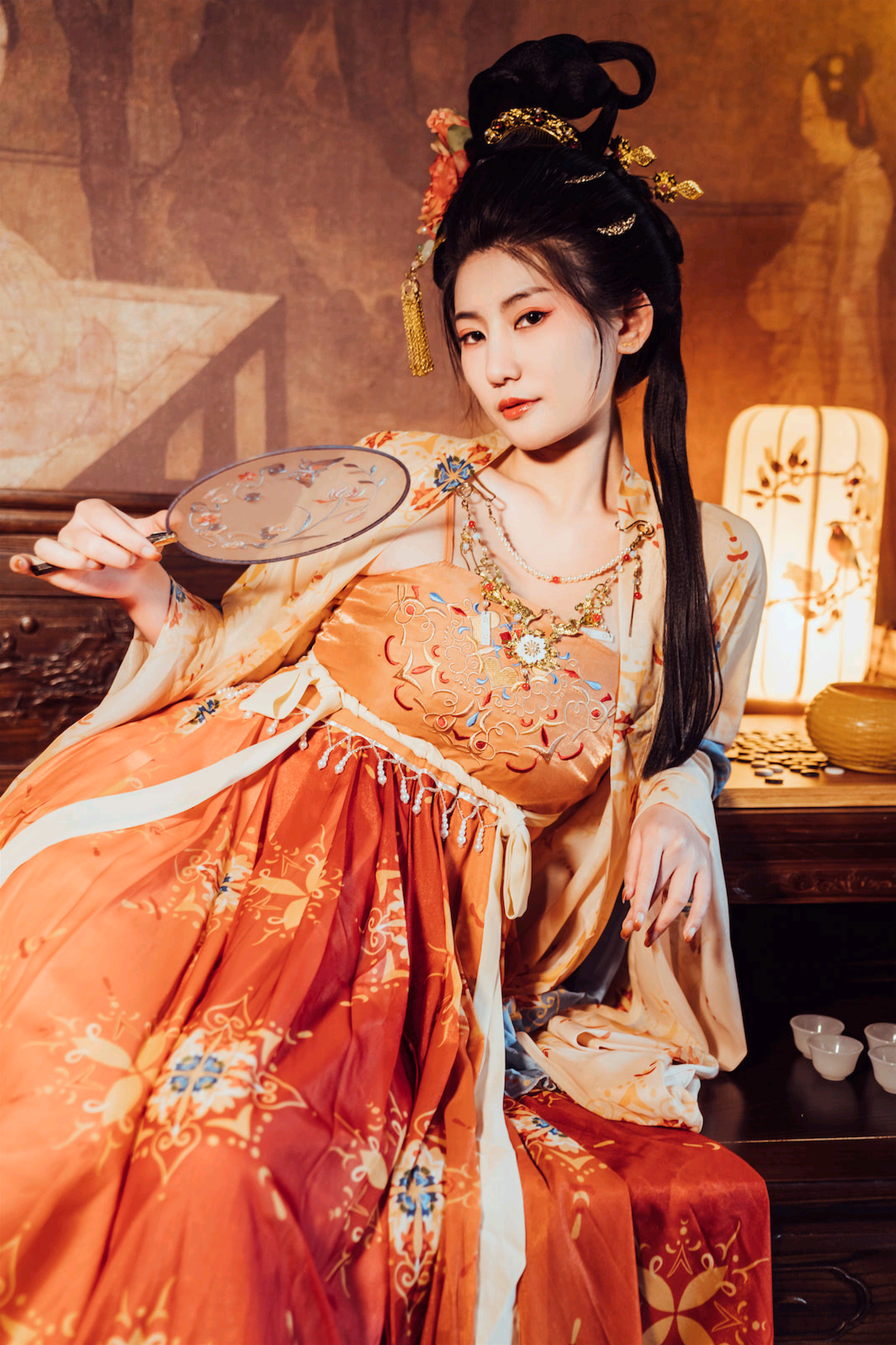 古韵流芳:汉服佳人执扇抚琴,书香棋韵间尽显盛唐风华与东方美学神韵 古韵流芳:汉服佳人执扇抚琴,书香棋韵间尽显盛唐风华与东方美学神韵