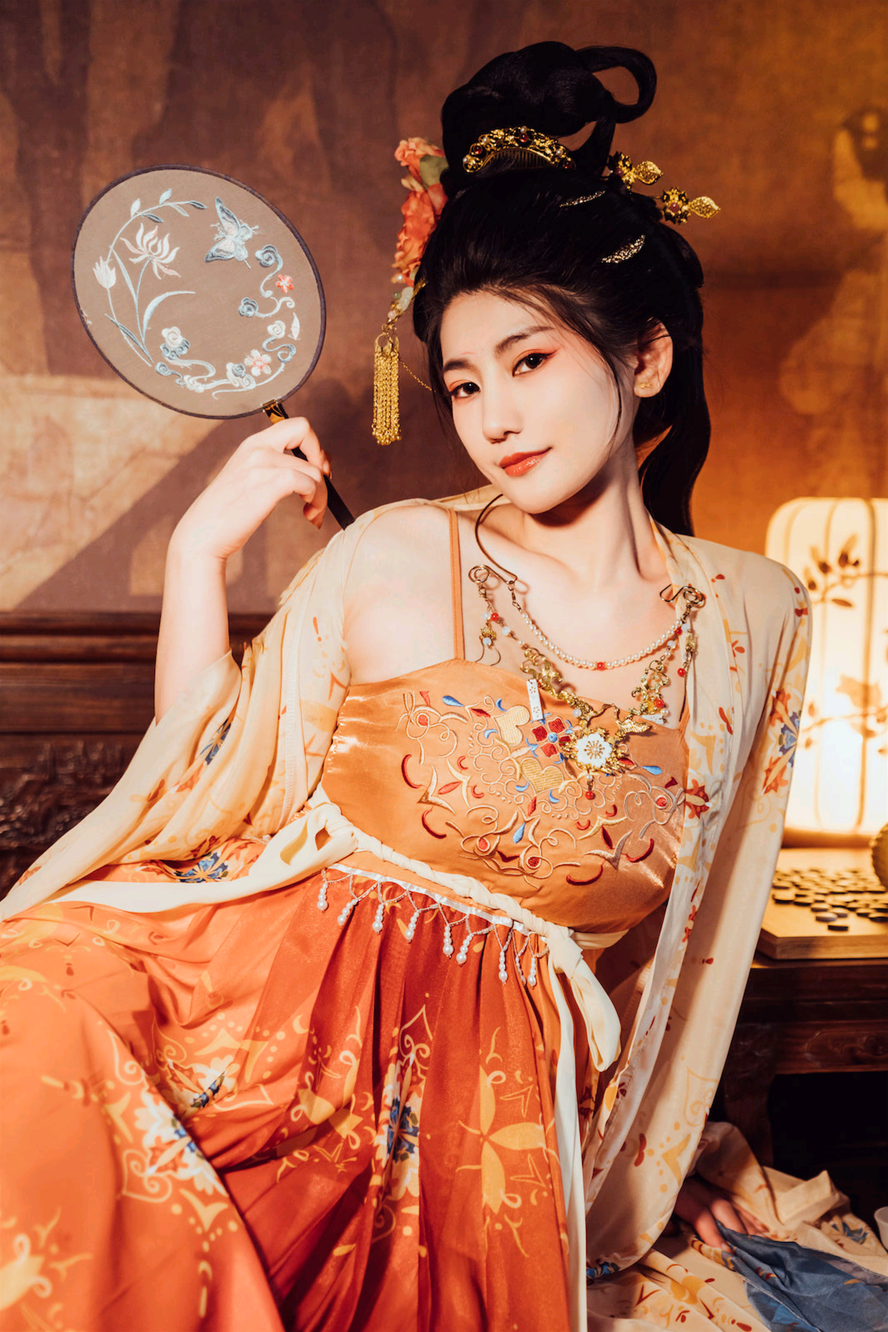 古韵流芳:汉服佳人执扇抚琴,书香棋韵间尽显盛唐风华与东方美学神韵 古韵流芳:汉服佳人执扇抚琴,书香棋韵间尽显盛唐风华与东方美学神韵