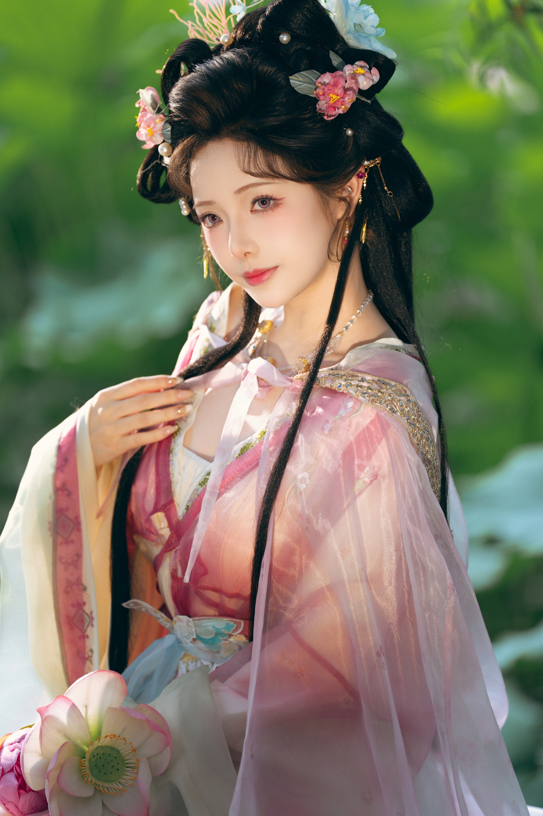 荷塘仙子执莲归,粉纱轻舞映碧水。古韵风华倾城色,一颦一笑皆是画,盛夏光年里的东方神韵。 荷塘仙子执莲归,粉纱轻舞映碧水。古韵风华倾城色,一颦一笑皆是画,盛夏光年里的东方神韵。