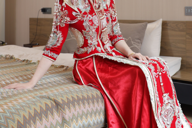 红妆待君归，珠帘卷西风，一念成霜，半生守候，月照空庭，唯余锦书难寄相思长。