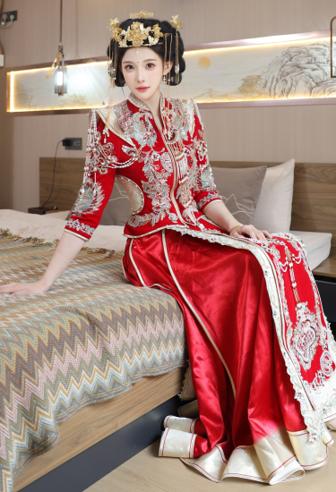 红妆待君归，珠帘卷西风，一念成霜，半生守候，月照空庭，唯余锦书难寄相思长。