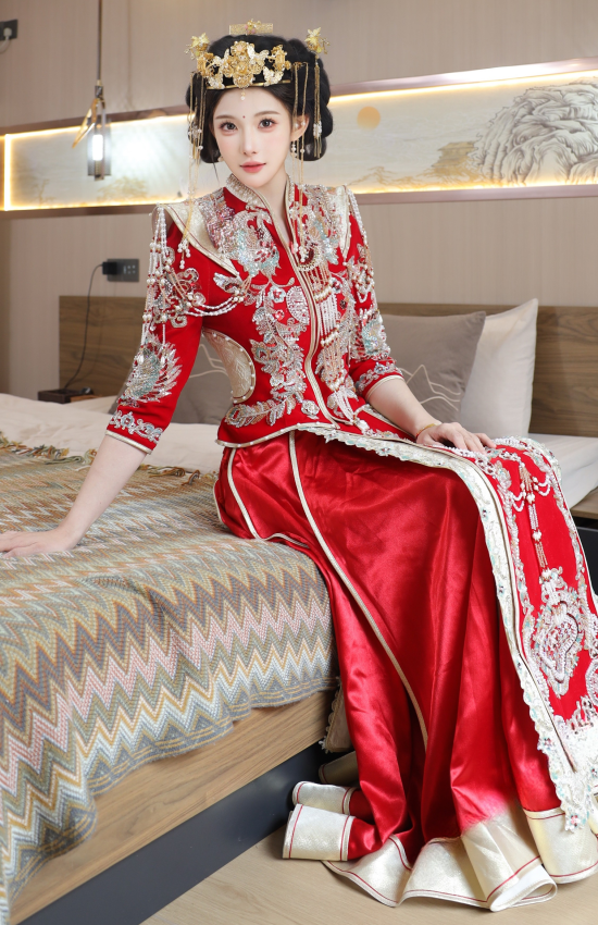 红妆待君归，珠帘卷西风，一念成霜，半生守候，月照空庭，唯余锦书难寄相思长。