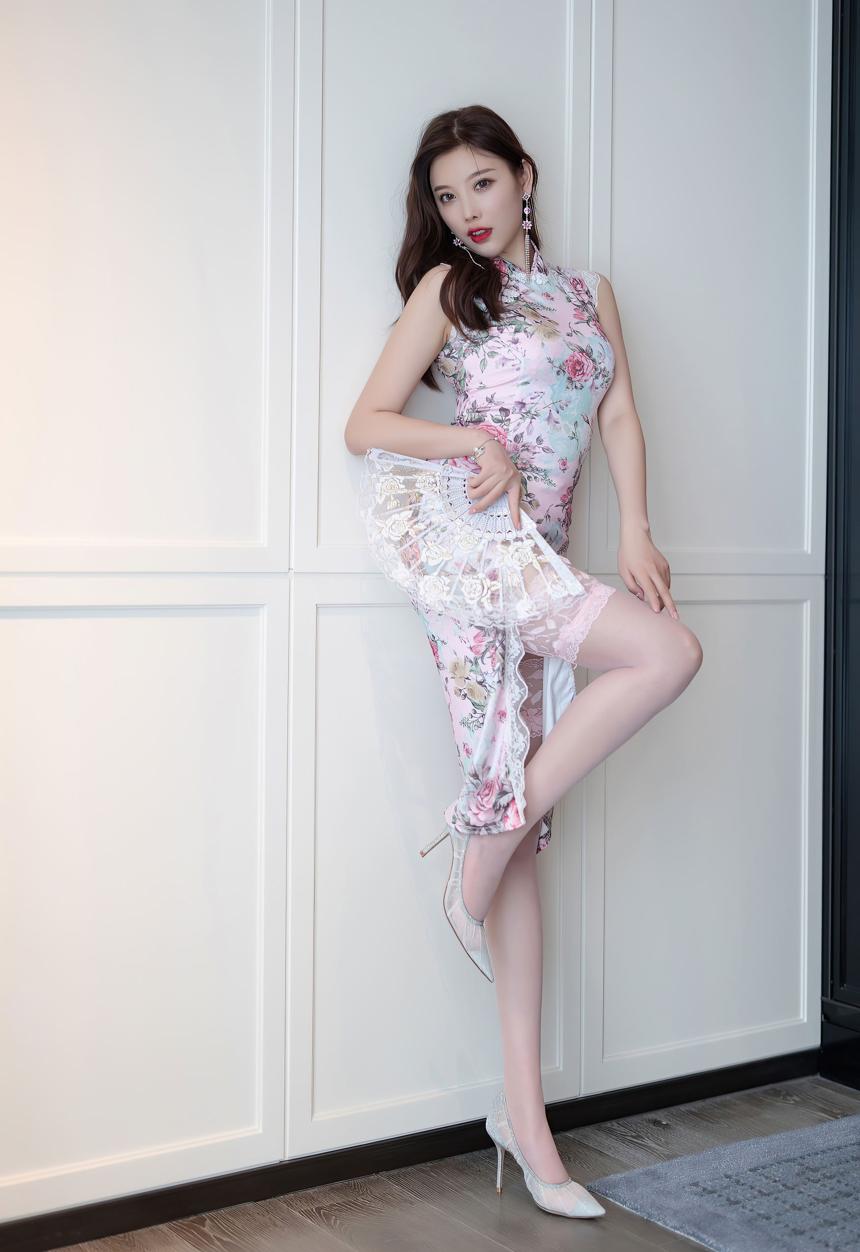 花影摇曳,旗袍如诗,一扇轻掩,半面春光。 花影摇曳,旗袍如诗,一扇轻掩,半面春光。