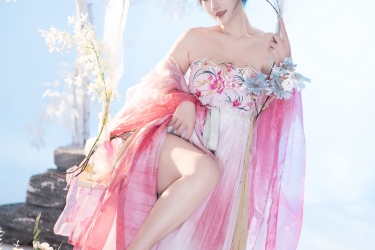 汉服少女荡秋千，粉红纱衣如云飘逸