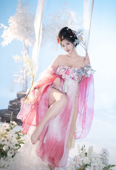 汉服少女荡秋千，粉红纱衣如云飘逸