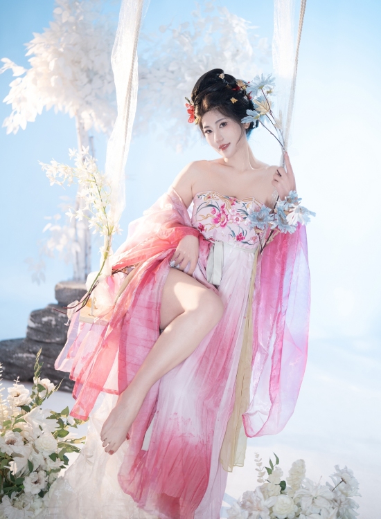 汉服少女荡秋千，粉红纱衣如云飘逸