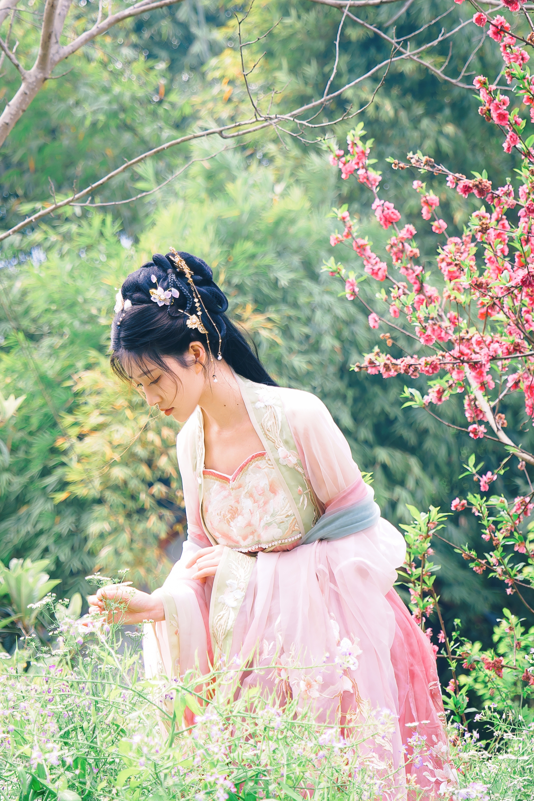 花间仙子踏春归,粉纱轻舞映芳菲。古韵风华倾城色,一颦一笑皆是画,春日限定里的东方神韵。 花间仙子踏春归,粉纱轻舞映芳菲。古韵风华倾城色,一颦一笑皆是画,春日限定里的东方神韵。