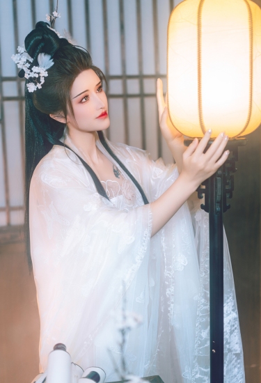 素衣执笔对空窗，墨染相思字几行。欲寄君心无雁字，唯余孤影伴斜阳。