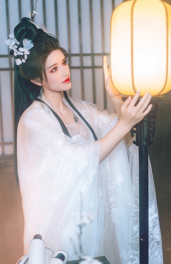 素衣执笔对空窗，墨染相思字几行。欲寄君心无雁字，唯余孤影伴斜阳。