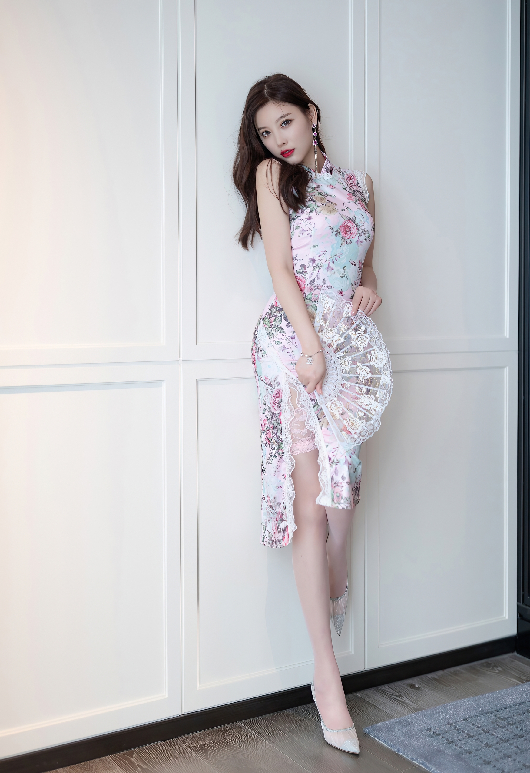 花影摇曳,旗袍如诗,一扇轻掩,半面春光。 花影摇曳,旗袍如诗,一扇轻掩,半面春光。