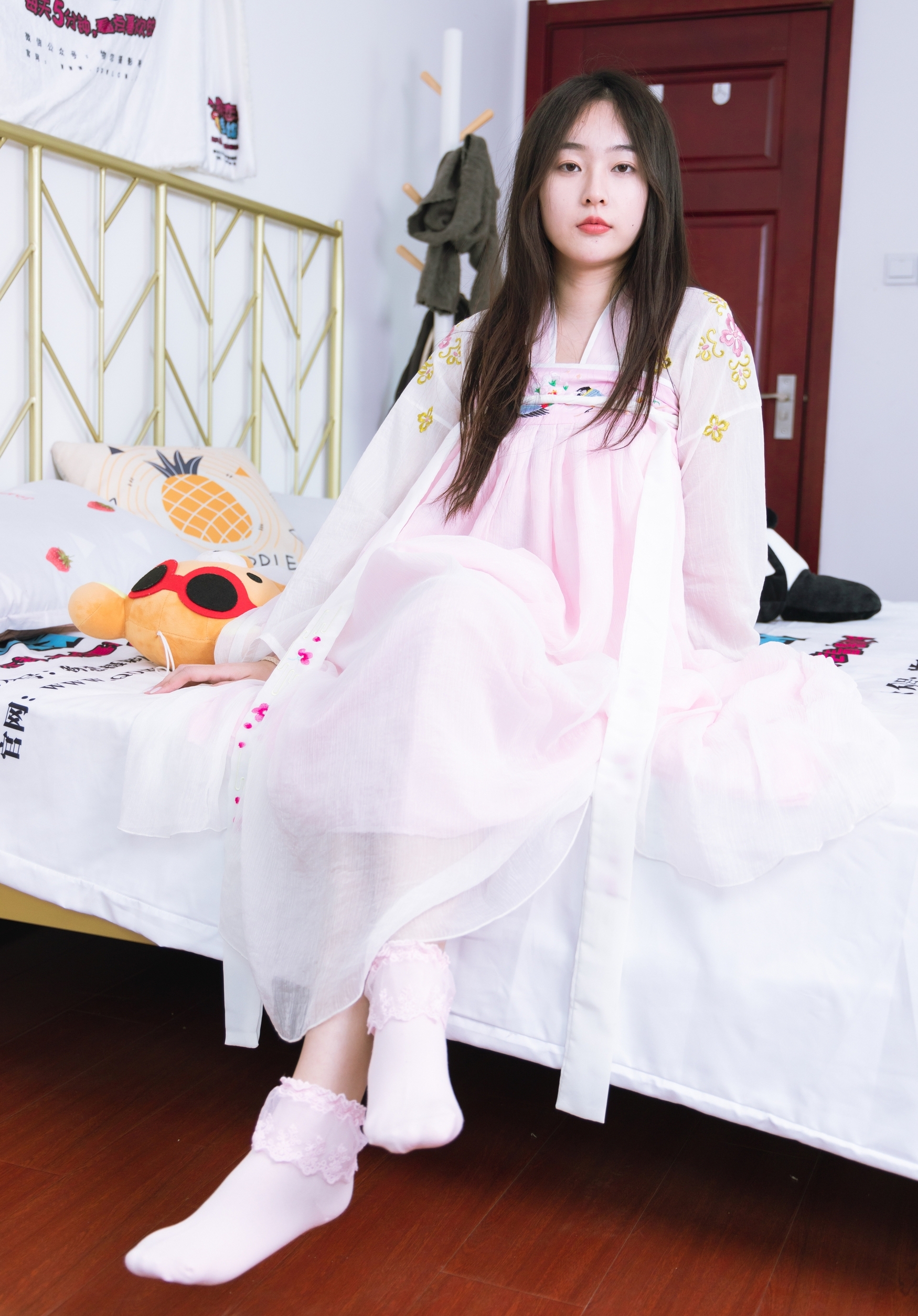 粉黛佳人着汉服,轻纱曼舞映日常。现代居室里,传统服饰绽放温柔诗意,诠释别样东方美。 粉黛佳人着汉服,轻纱曼舞映日常。现代居室里,传统服饰绽放温柔诗意,诠释别样东方美。