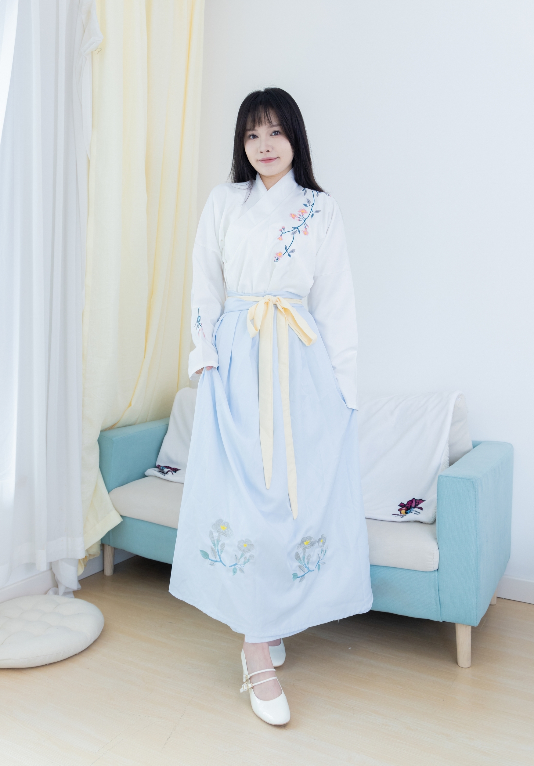 素衣如雪映春光,淡蓝裙裾绣花香。现代闺阁藏古韵,一颦一笑皆是诗,汉服之美在日常。 素衣如雪映春光,淡蓝裙裾绣花香。现代闺阁藏古韵,一颦一笑皆是诗,汉服之美在日常。