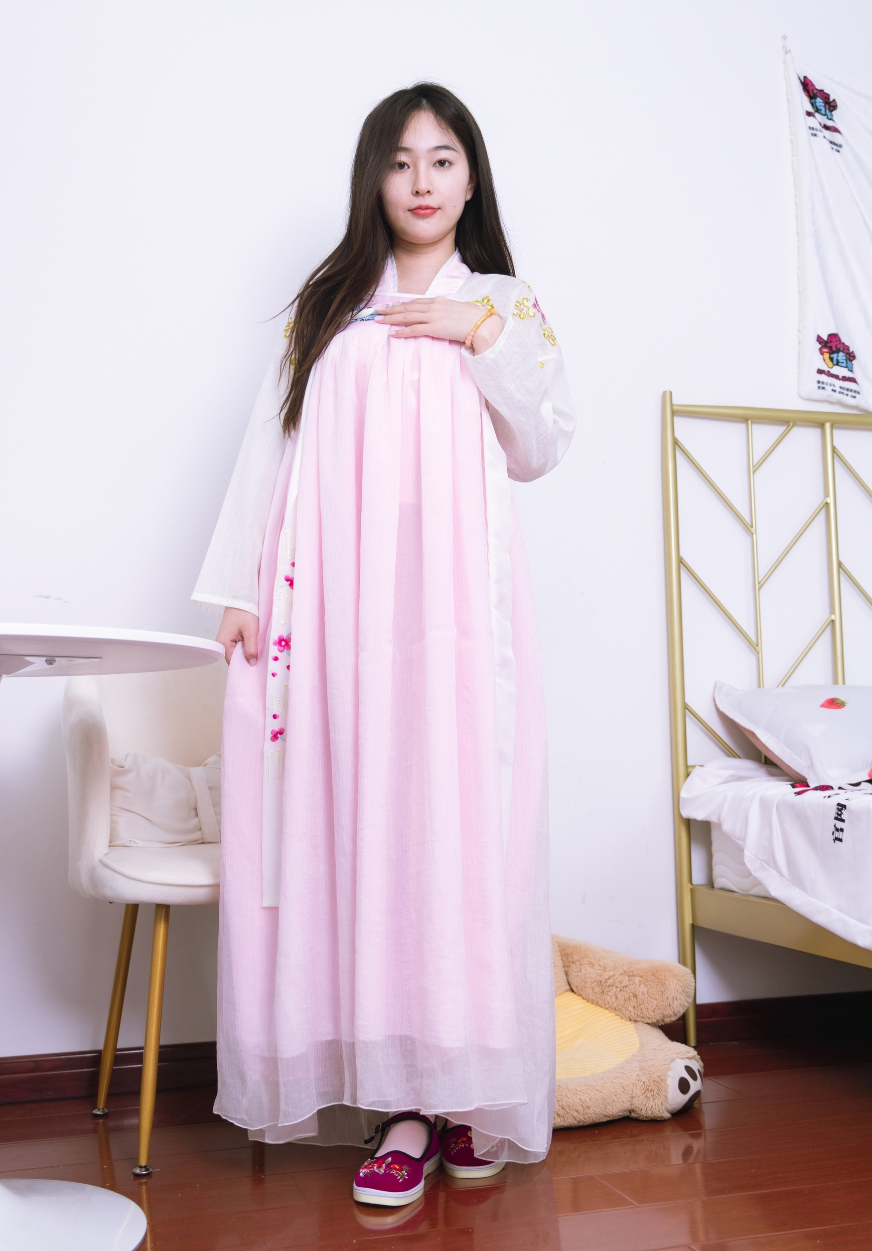 粉黛佳人着汉服,轻纱曼舞映日常。现代居室里,传统服饰绽放温柔诗意,诠释别样东方美。 粉黛佳人着汉服,轻纱曼舞映日常。现代居室里,传统服饰绽放温柔诗意,诠释别样东方美。