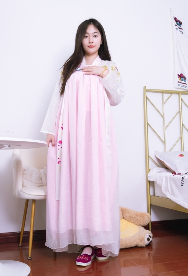 粉黛佳人着汉服，轻纱曼舞映日常。现代居室里，传统服饰绽放温柔诗意，诠释别样东方美。